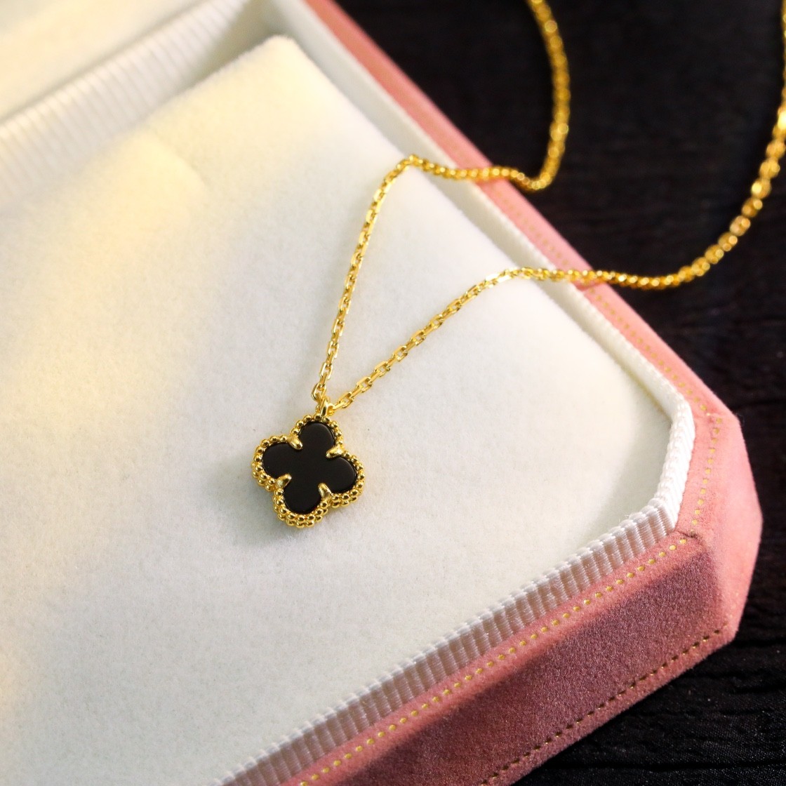 Van Cleef & Arpels Vintage Alhambra Pendant Yellow Gold, Onyx