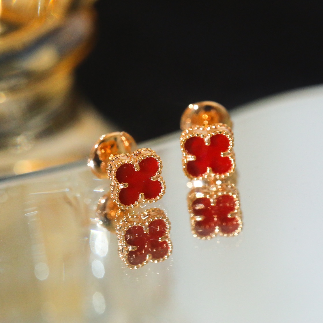 Van Cleef & Arpels Sweet Alhambra Earstuds Rose Gold, Carnelian